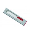 Victorinox 6.8521.17g Couteau Santoku, lame alvéolée 17 cm inox, manche polypropylène rouge, en boîte cadeau.