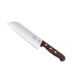 Victorinox 6.8500.17g Couteau Santoku, lame 17 cm inox, manche érable modifié. Présentation en boîte cadeau.